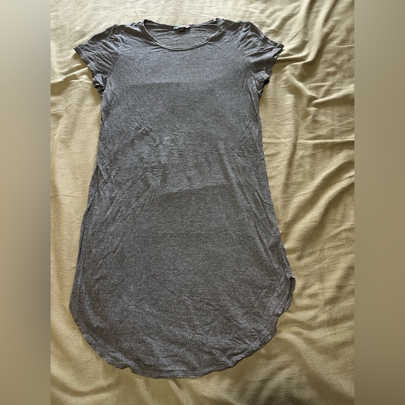 G by Guess Charcoal T-Shirt - Picture 1 of 2